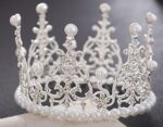 Coronita decor ,perle alb-argintiu 7,7 *5,5 cm