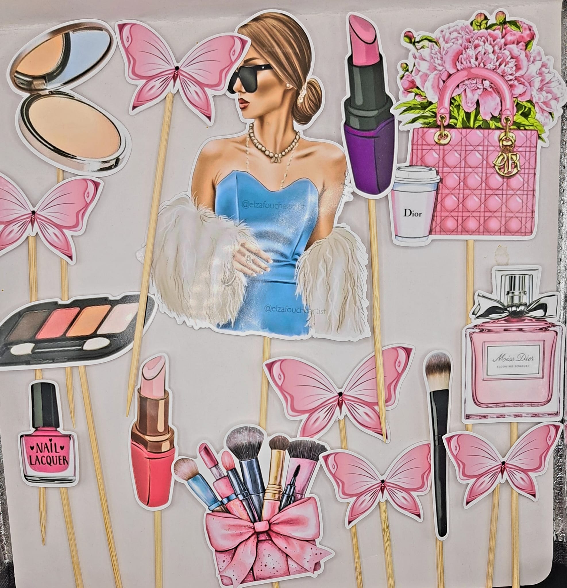 Toper Domnisoara, make up, prevazut cu bete de sustinere