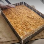 Tavā cu fund detasabil si reglaj pentru portionarea prajiturilor la dimensiuni egale 24*34 cm