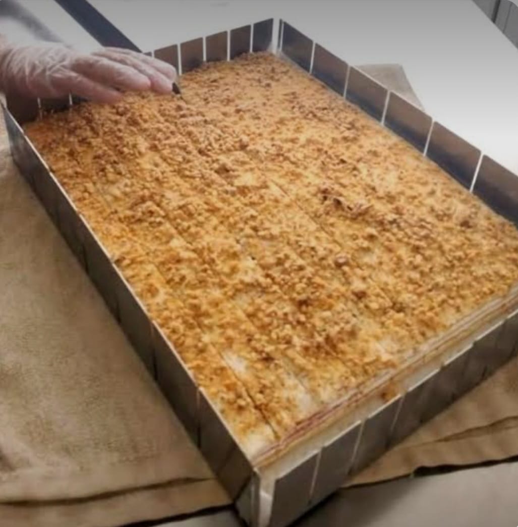Tavā cu fund detasabil si reglaj pentru portionarea prajiturilor la dimensiuni egale 34*53 cm
